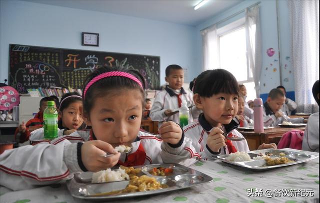 日本小学10块钱的午餐走红，吸引1000万人围观，有问题校长先吃