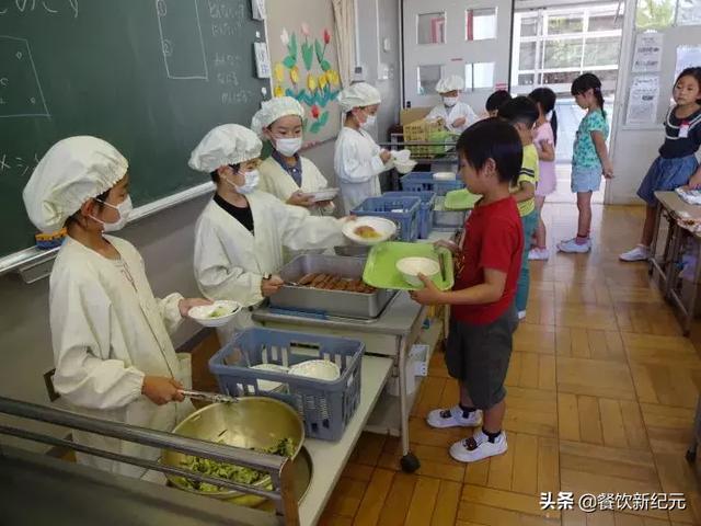 日本小学10块钱的午餐走红，吸引1000万人围观，有问题校长先吃