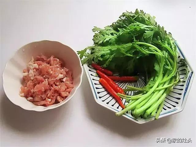 茼蒿炒肉丝~家常快手菜，下饭香喷喷